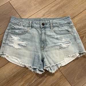 American Eagle Light Wash Distressed Denim Shorts Size 6